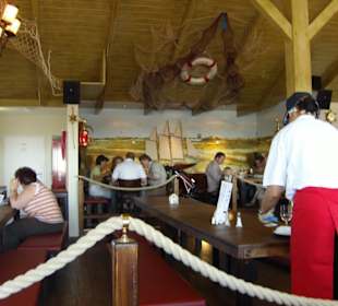 In der Mitte sind Bankreihen.