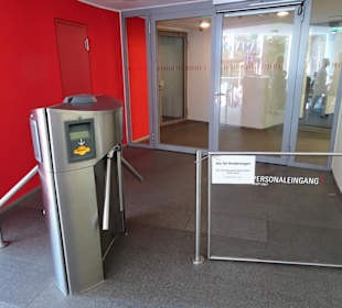 Drehkreuz vor dem Zugang zum Lift des 