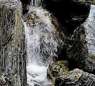 Wasser - eingerahmt duch Felsen