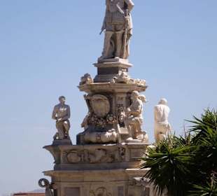 Phillip V. als Denkmal vor dem Palast