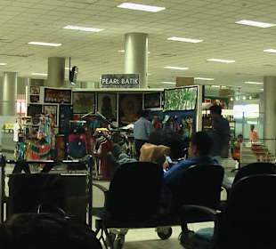 Abflughalle, im hinteren Teil 