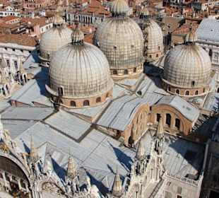 Blick auf die fünf Kuppeln der Markuskirche