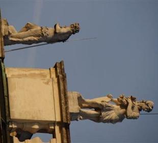 Statue am Dach des Schlosses