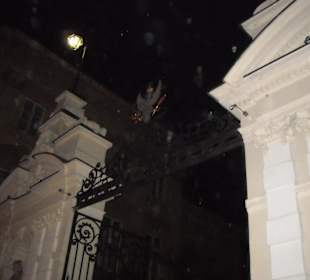 Brama do Kampusu Głównego UW nocą