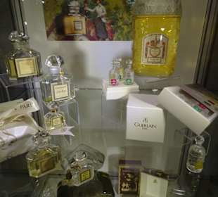 Rundgang durch das Europäische Flakonglasmuseum