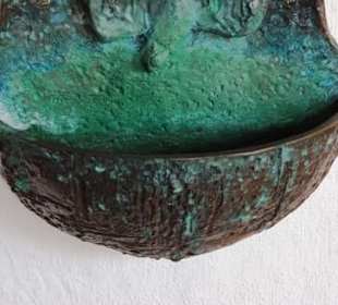 Becken am Eingang Weihwasser 