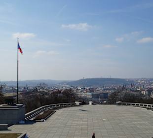 Blick vom Nationaldenkmal über Prag und zum Petrin