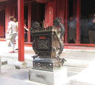 Räucheraltar vor dem Literaturtempel