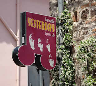 Das Schild der Bar Yesterday