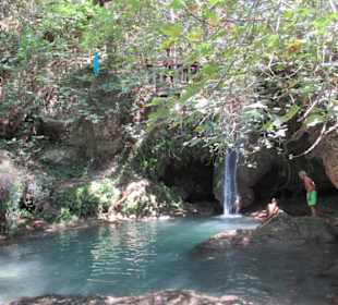 Trockenzeit, wenig Wasser, kleiner Fall