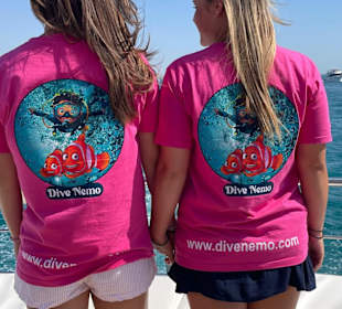 Die Gäste tragen ein Dive-Nemo-T-Shirt