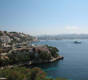 Blick über die Bucht auf den Ort "Cala Fornells"