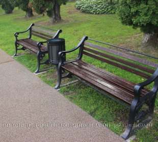 Zwei Bänke im Schlosspark