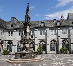 Paradiesbrunnen Kreuzgang des Doms