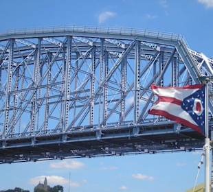 Purple People Bridge mit Ohio Fahne