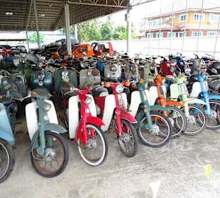 In der Haupthalle des Jesada Fahrzeug Museums