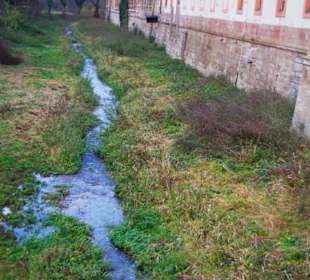 Bachlauf vor dem Schloss