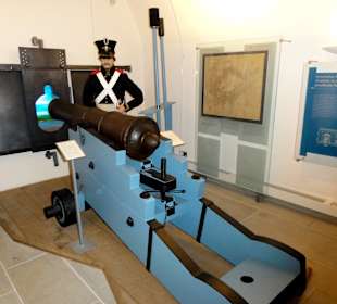 Alte Kanone zur Verteidigung der Kaserne