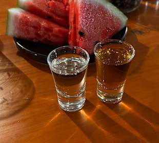 Wassermelone mit Raki und Raki mit Honig