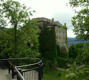 Von der Straße hinüber zum Schloß