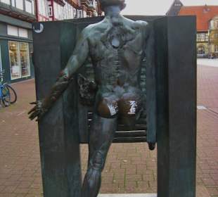 Denkmal Ein Mann durchstößt die Pforte