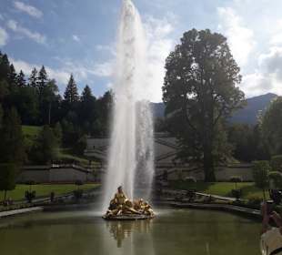 Springbrunnen im Park vor dem  Schloß