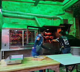 Großer Grill mit Hähnchen, Schweinshaxe und Ente