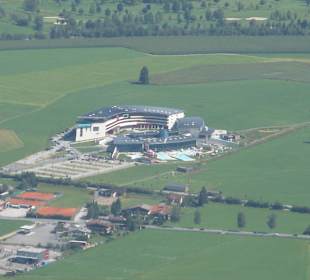 Im Hintergrund die Therme, im Vordergrund (direkt 