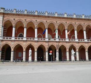Am Prato steht dieses Gebäude der Stadtpolizei