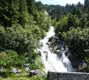 Wasserfälle an der Straße