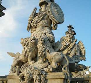 Denkmal vor der Gloriette Wien