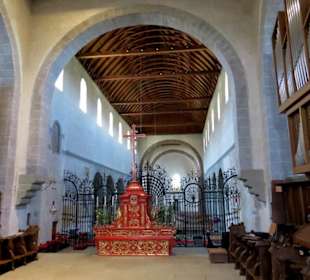 Blick ins Kirchenschiff mit Altar der hl.Blut-Reli