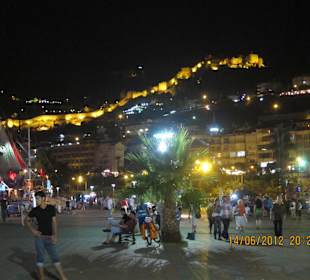 Ostseite beleuchtete Burg am Hafen
