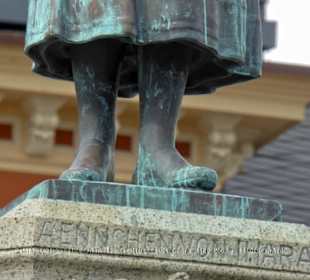 Inschrift "AENNCHEN VON THARAU"