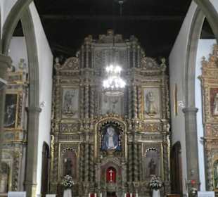 Blick zum Hauptaltar und zu 2 Nebenaltären