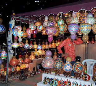 Verkaufsstände am Hafen