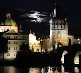 Суперлуние в Праге