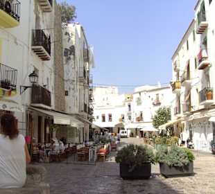 Eine breitere Straße in Dalt Vila