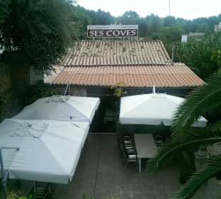 Blick zum Eingang mit Restaurant