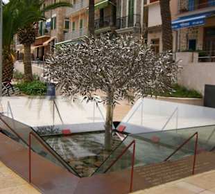 Hafen von Puerto de Soller (ein Baum aus Metall)