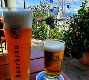 Kalte Getränke mit Seeblick