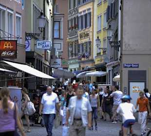 Belebte Zürcher Altstadt