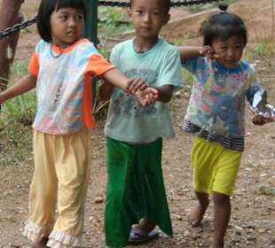 bettlende Kinder im Elefantencamp