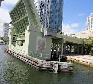 Brücke öffnet sich für die Jungle Queen