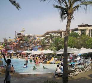 Wellenbecken mit Sitzmöglichkeiten