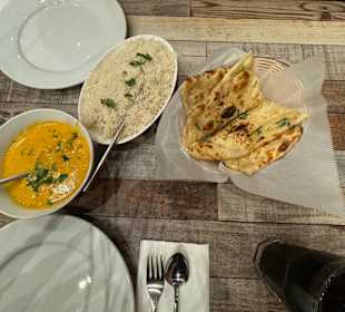 Chicken Korma, Reis und Naan