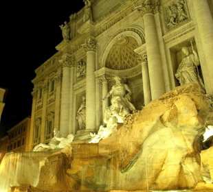 Fontana di Trevi nocą