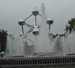 Atomium und Springbrunnen