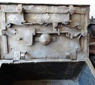 Blick auf den Schließmechanismus einer Geldtruhe