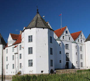 Das Schloss mit seinen achteckigen Türmen